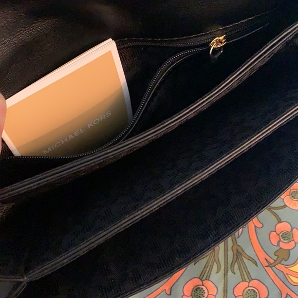 Micheal Kors Crossbody - Picture 10 of 11